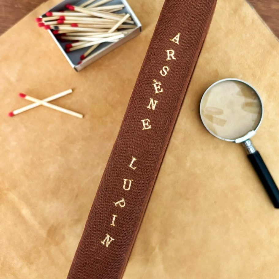 Titrage à l'or, reliure de création Titrage à l'or véritable, reliure de création