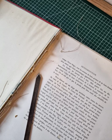 Débrochage d'un livre - Atelier de reliure artisanale