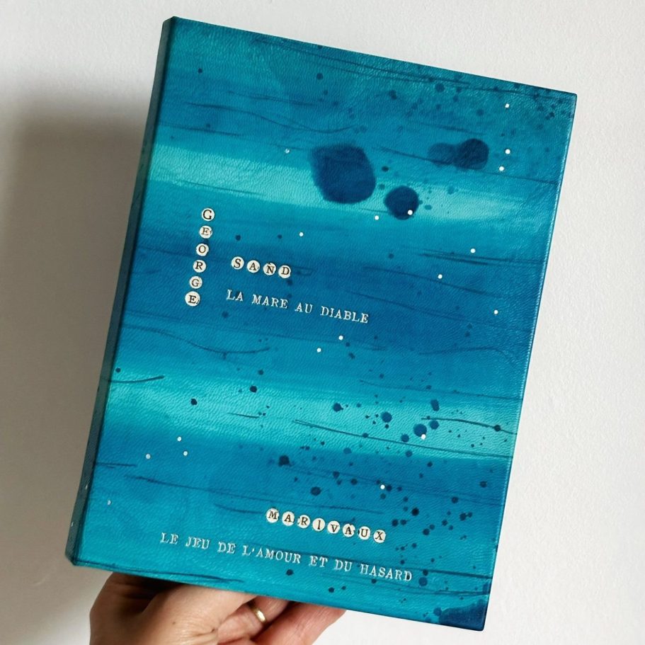 Décor incrustation de lettres en pastilles et titrage argent Reliure de création