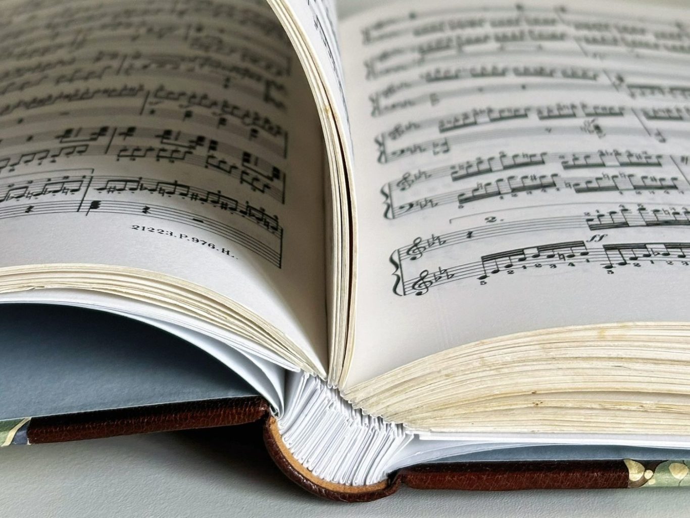 Reliure traditionnelle montée sur onglets Reliure traditionnelle montée sur onglets