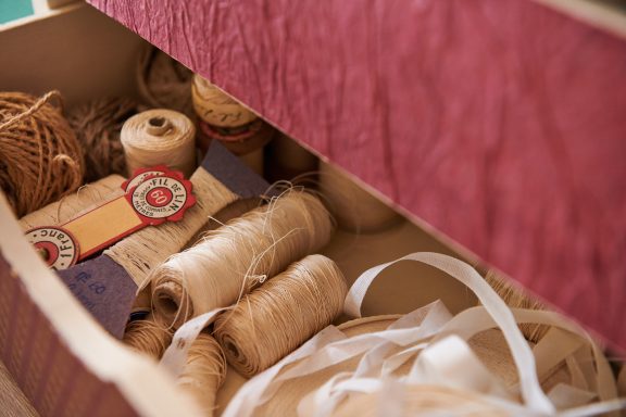 Bobines de fil de lin pour couture - Atelier de reliure artisanale